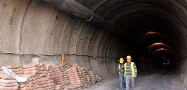 en-uzun-demiryolu-tunelinde-isiga-dogru