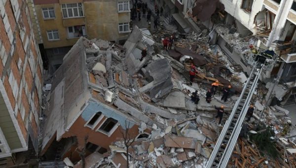 İstanbul Bahçelievler’de 7 Katlı Boş Bina Çöktü!