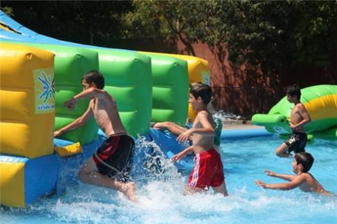 gungoren-belediyesi-okul-bahcesini-su-parkina-donusturdu Aquapark,su kaydırakları,güngören belediyesi,Güngören Belediye Başkanı Şakir Yücel Karaman
