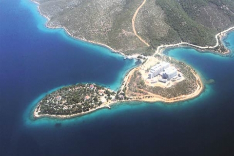 Pina Yarımadası’ndaki Otel Adanın Yapısını Bozdu!