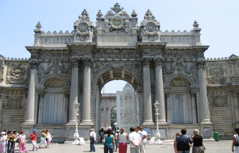 Dolmabahçe Sarayı Her An Havaya Uçabilir!