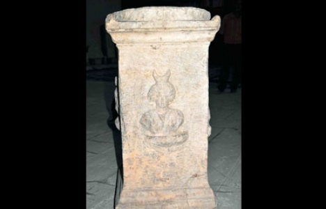 Afyon sunak taşı, Afyon tarihi eser, Roma dönemi tarihi eserleri, sunak taşı, tarihi eser kacakciligi, romanin-sunak-tasi-afyondan-cikti-sermimar Afyon sunak taşı, Afyon tarihi eser, Roma dönemi tarihi eserleri, sunak taşı, tarihi eser kacakciligi