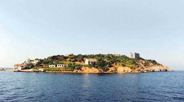 Yassıada’daki Otel İnşaatı Arkeolojik Kalıntıları Tahrip Ediyor