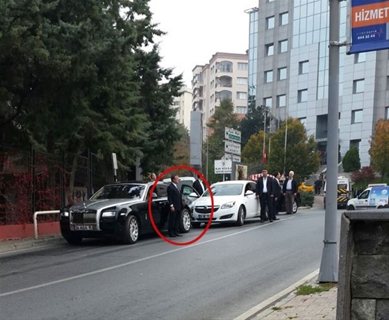 agaoglu-yolda-beklerken-objektiflere-yakalandi-2