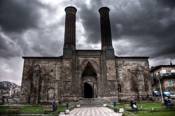 Erzurum Çifte Minareli Medrese Buzdan İnşa Edildi erzurumun-simgesi-cifte-minareli-medrese-buzdan-insa-edildi