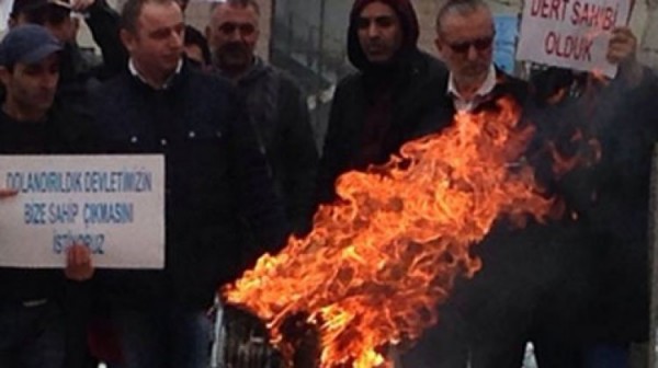 Dolandırılan Vatandaştan Maketleri Yaktıran Eylem dolandirilan-vatandastan-maketleri-yaktiran-eylem