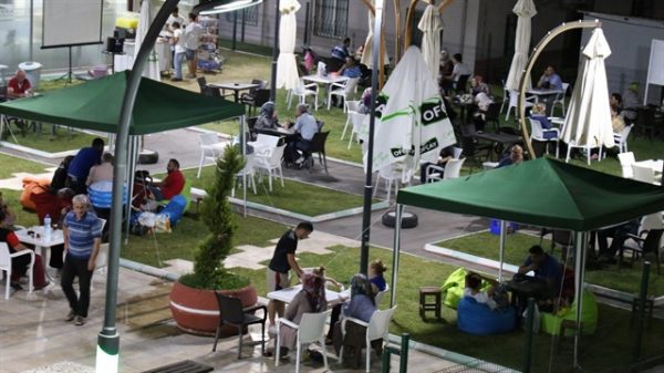 Cumartesi Meydanı Çay Bahçesi Hizmete Girdi