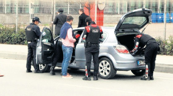 “Kimliğiniz Olmadan Sokağa Adım Atmayın” kimliginiz-olmadan-sokaga-adim-atmayin-2