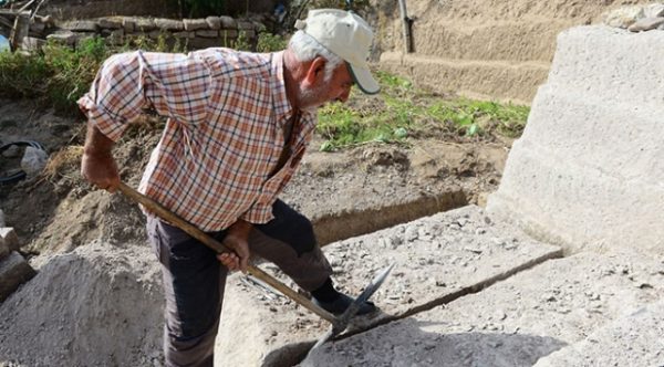 Yarım Asırdır “küfeki taşı” Keserek Geçimini Sağlıyor Yarım Asırdır “küfeki taşı” Keserek Geçimini Sağlıyor