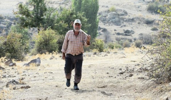Yarım Asırdır “küfeki taşı” Keserek Geçimini Sağlıyor Yarım Asırdır “küfeki taşı” Keserek Geçimini Sağlıyor