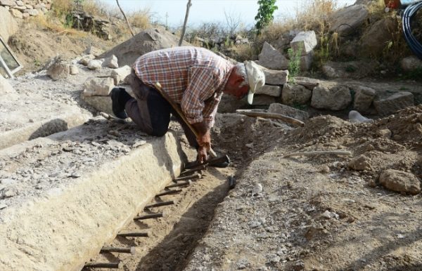 Yarım Asırdır “küfeki taşı” Keserek Geçimini Sağlıyor Yarım Asırdır “küfeki taşı” Keserek Geçimini Sağlıyor