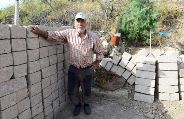 Yarım Asırdır “küfeki taşı” Keserek Geçimini Sağlıyor Yarım Asırdır “küfeki taşı” Keserek Geçimini Sağlıyor
