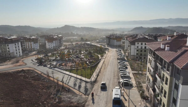 Deprem Konutları İçin 36 Milyar Liralık Yol Yatırımı Deprem Konutları İçin 36 Milyar Liralık Yol Yatırımı