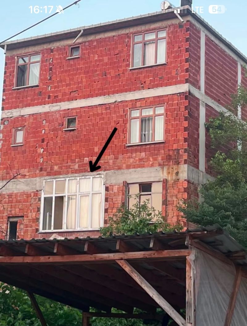 PVC Pencere Uğruna Kiriş Kesmek! Ucuza Kaçarken Evi Tabuta Çeviren Ölümcül Hatalar PVC pencere takmak için kırılarak demirleri ortaya çıkmış hasarlı betonarme kiriş